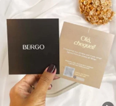 Cartões de agradecimento em couchê, um preto e um bege