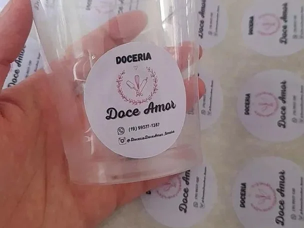 Adesivo redondo da Doceria Doce Amor aplicado em copo