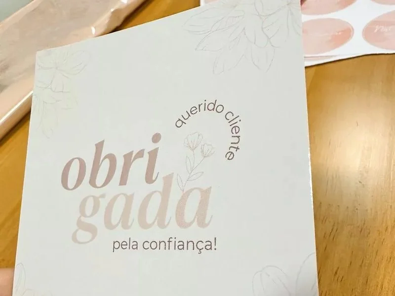 Cartão de agradecimento com a palavra obrigada e flores em traço fino