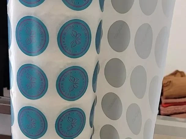 Rolo de adesivos redondos azul-turquesa